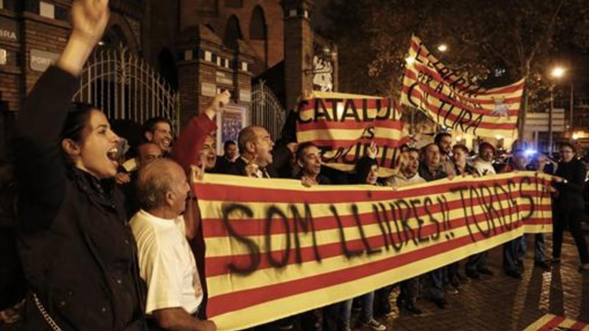 Concentración de protaurinos en la plaza Monumental, ayer.