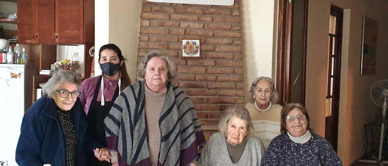 Las canarias Emma Obdulia Machín, (izq.), Adelina Morales, Emilia Quesada, Eva Pérez y Juana  Brisson, con la cuidadora Marisa Fernández, en la casa de Uruguay | | LP/DLP