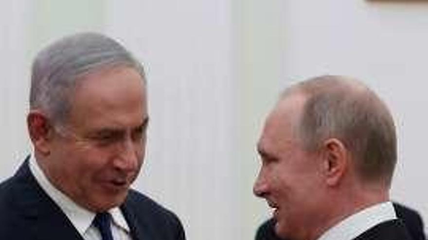 Benjamin Netanyahu y Vladimir Putin, ayer en Moscú. // Efe