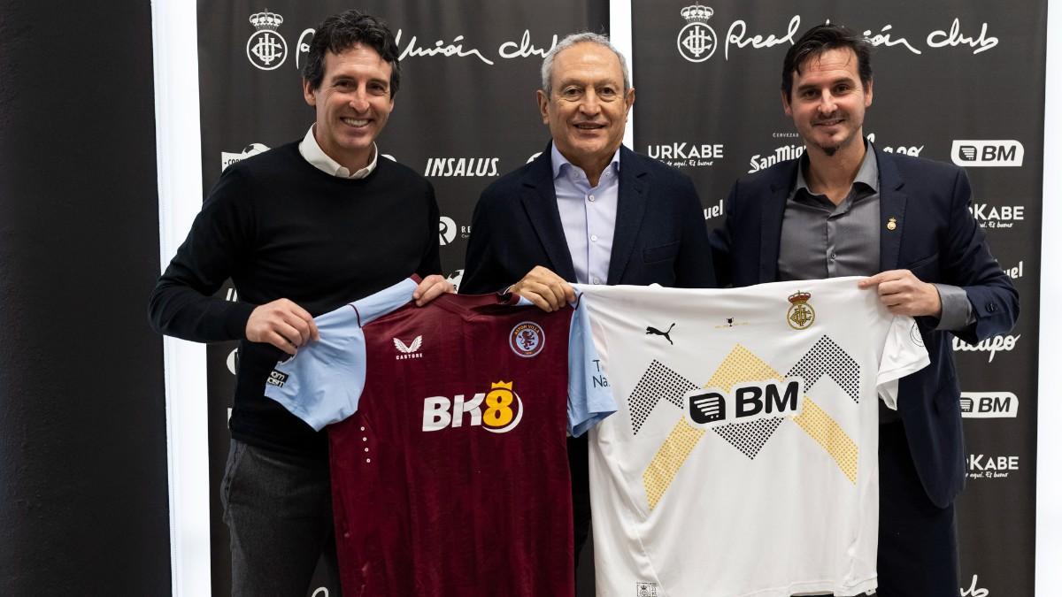Unai Emery -entrenador A. Villa-, Nassef Sawiris -propietario A. Villa- e Igor Emery -presidente Real Unión-