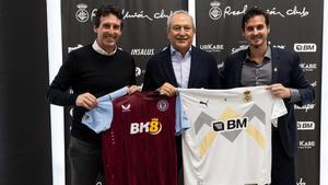 Unai Emery -entrenador A. Villa-, Nassef Sawiris -propietario A. Villa- e Igor Emery -presidente Real Unión-