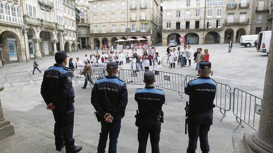 Efectivos de la Policía Local en la entrada del Concello en una concentración de protesta. // Jesús Regal