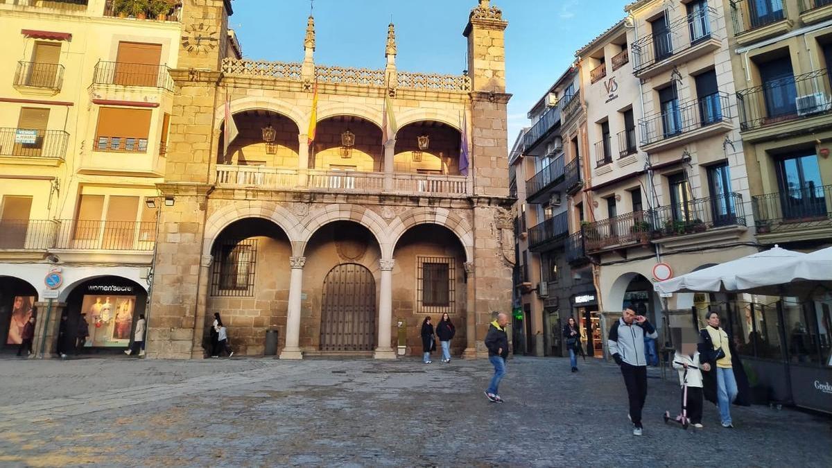 Avalancha de solicitudes para trabajar en el Ayuntamiento de Plasencia: 415 para 13 plazas.