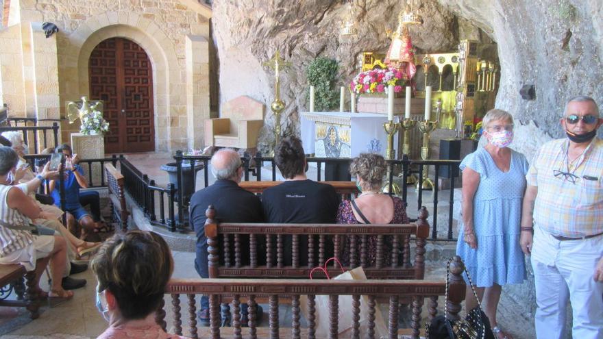 Fieles en la Santa Cueva de Covadonga.