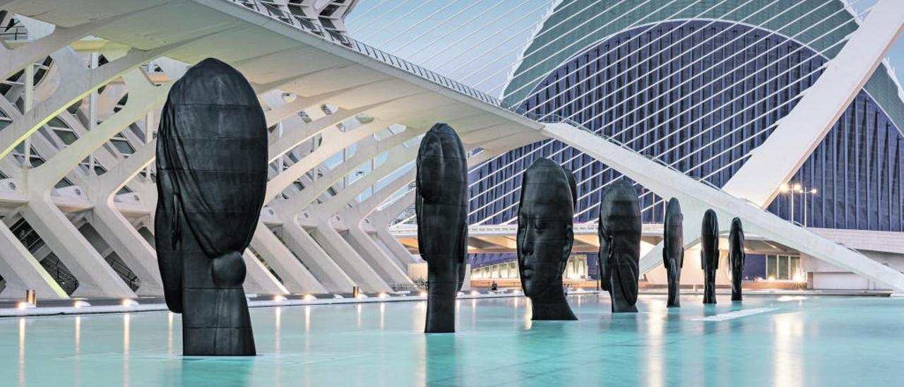 Montaje de Jaume Plensa en la Ciudad de las Artes y las Ciencias de València.