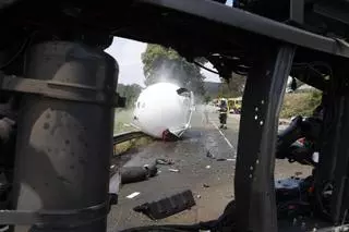 EN IMÁGENES: El espectacular accidente de un camión cisterna con gas en la Autovía del Cantábrico, a la altura de Colunga