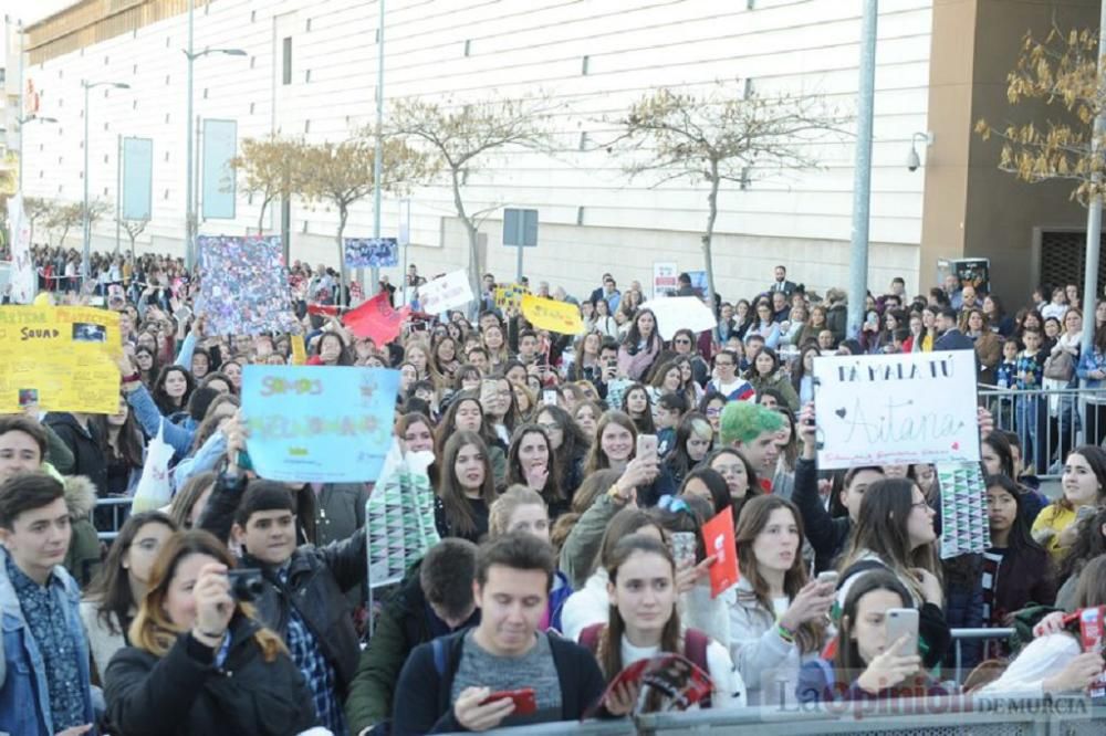 Firma de discos de Aitana en Murcia