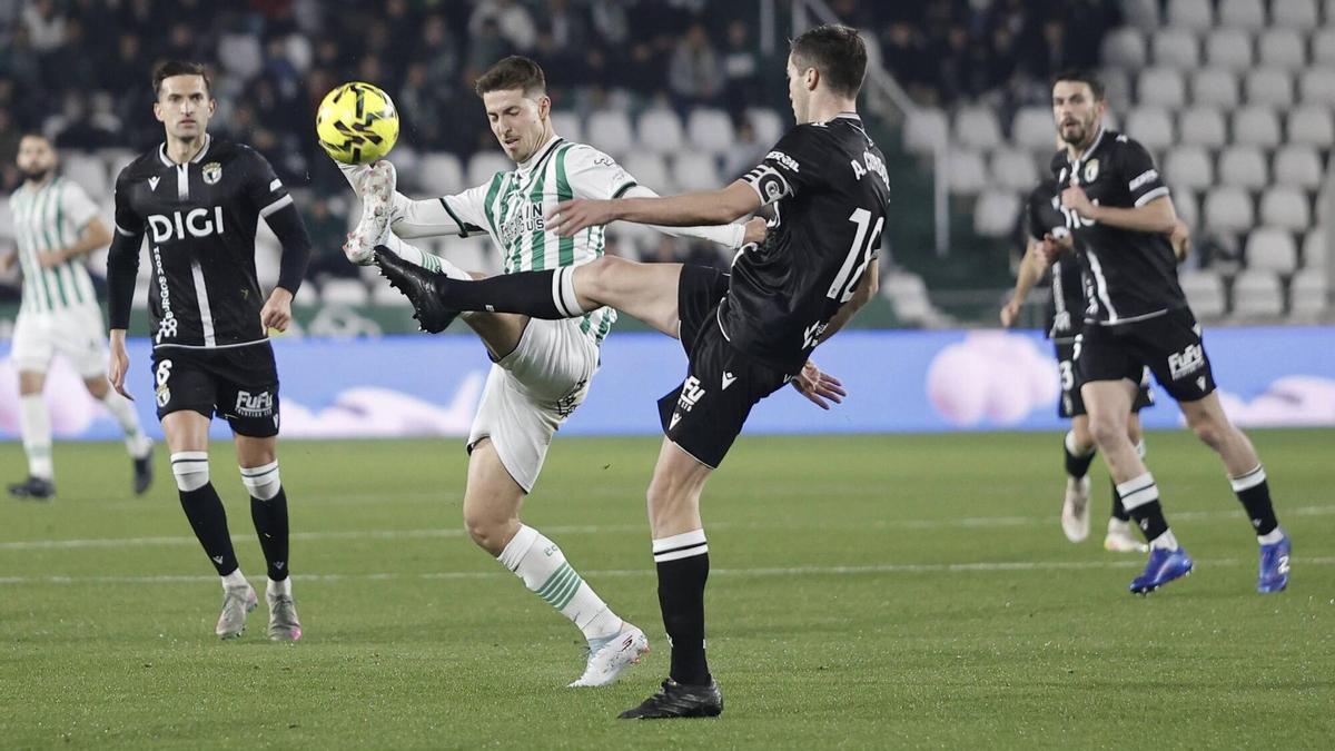 Pedro Ortiz, en un lance del Córdoba CF-Burgos en El Arcángel.