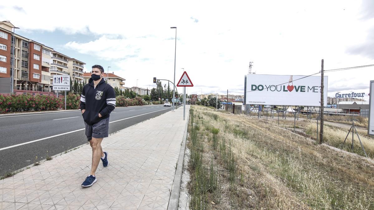 Un peatón pasea por la avenida de las Arenas.