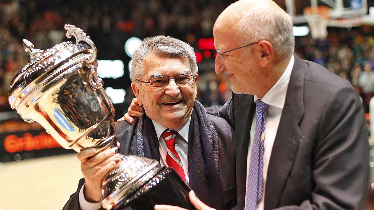 Miki Vukovic volvió a levantar la Copa de 1998 en el homenaje que le brindó el Valencia Basket en 2016. | F. CALABUIG