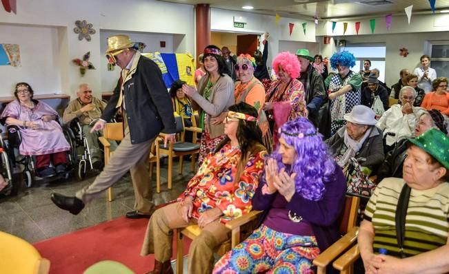 Las Palmas de Gran Canaria, 2 de marzo de 2017.- La consejera de Política Social y Accesibilidad del Cabildo de Gran Canaria, Elena Máñez, fue la pregonera del Carnaval del Centro sociosanitario El Pino en una jornada festiva con las personas usuarias que celebraron la gala de elección del Rey, la Reina y el Mejor Grupo del Carnaval del Centro. CABILDO/J.PÉREZ CURBELO