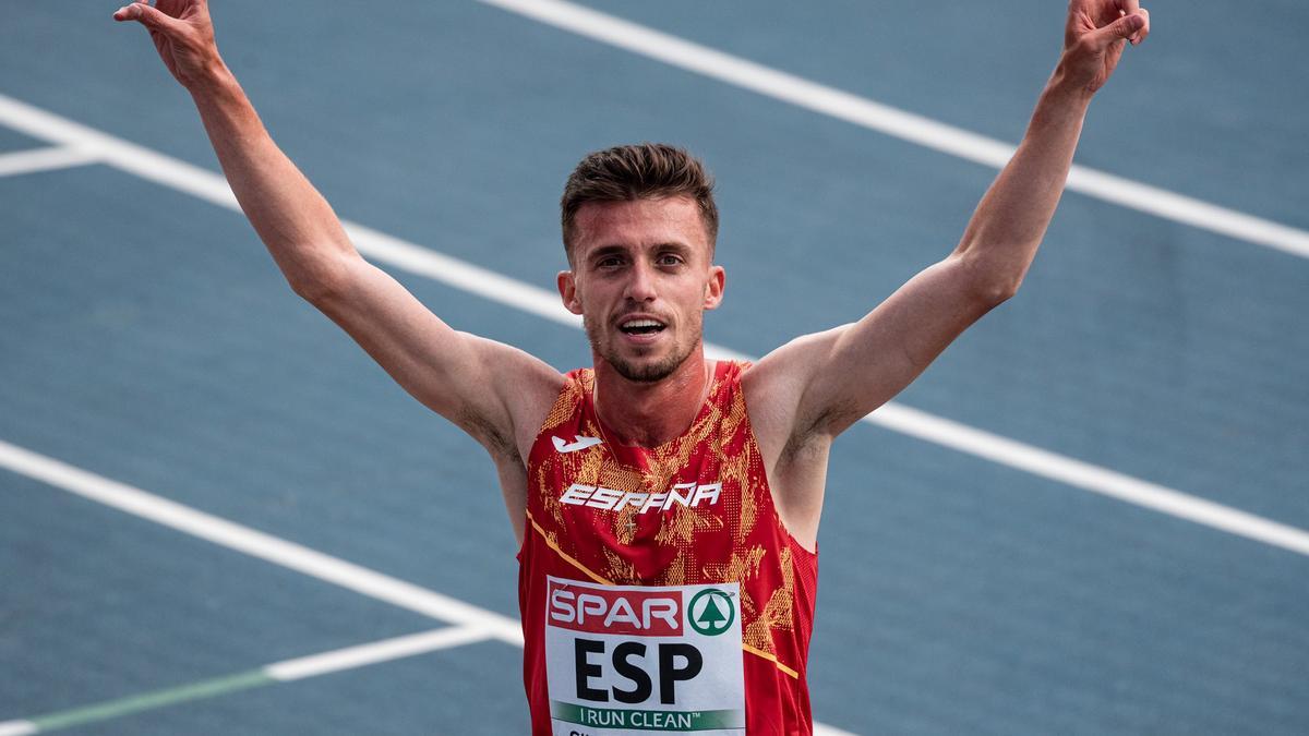 Carlos Mayo celebrando una carrera con la selección española