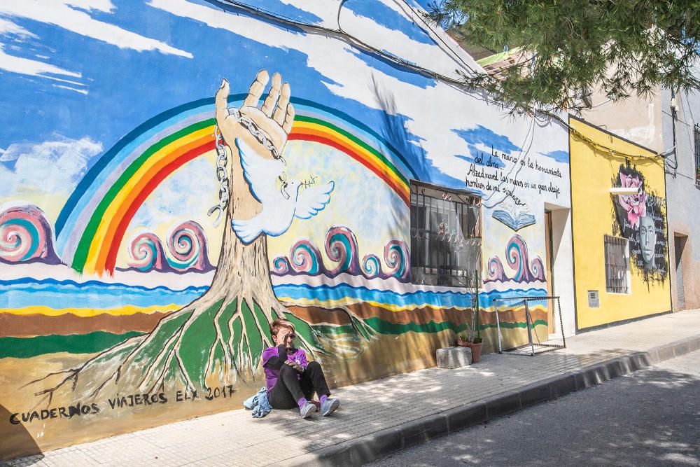 Más de doscientos murales con imágenes y poesías que recuerdan a la figura del poeta oriolano Miguel Hernández en el barrio de San isidro de Orihuela en un museo urbano que este fin de semana cuenta a