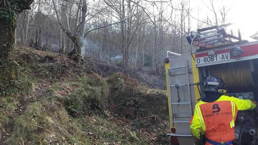 Un bombero en un incendio en Piloña.