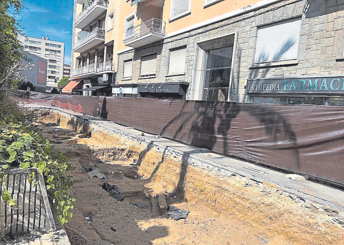 El vial abierto donde han aparecido los restos humanos.