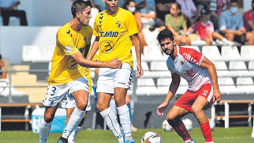 Dos jugadores del Ebro intentan controlar un balón ante la presión de un rival