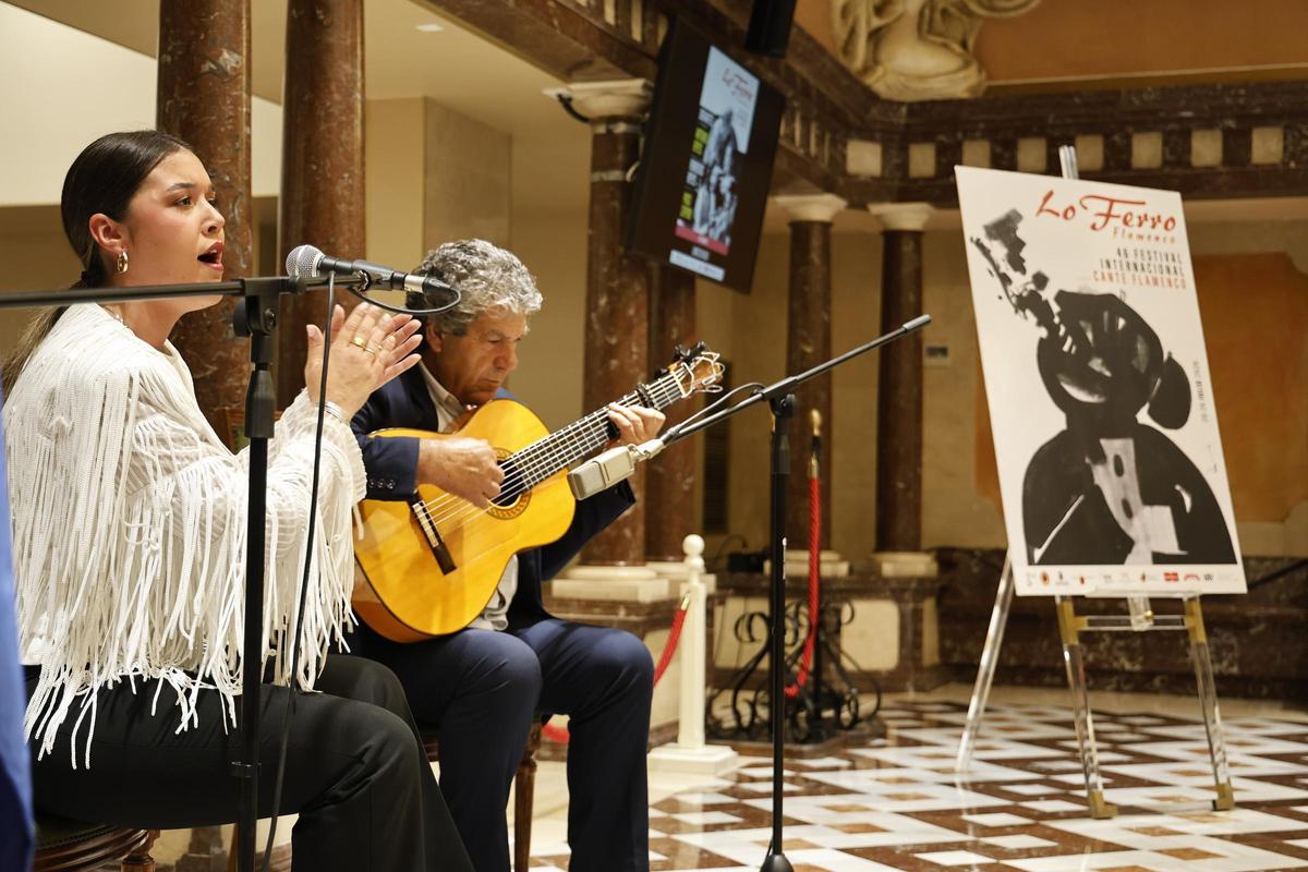 Carmen Carmona Lara y el guitarrista Antonio Fernández 'El Torero' durante la presentación del festival en la Asamblea Regional.