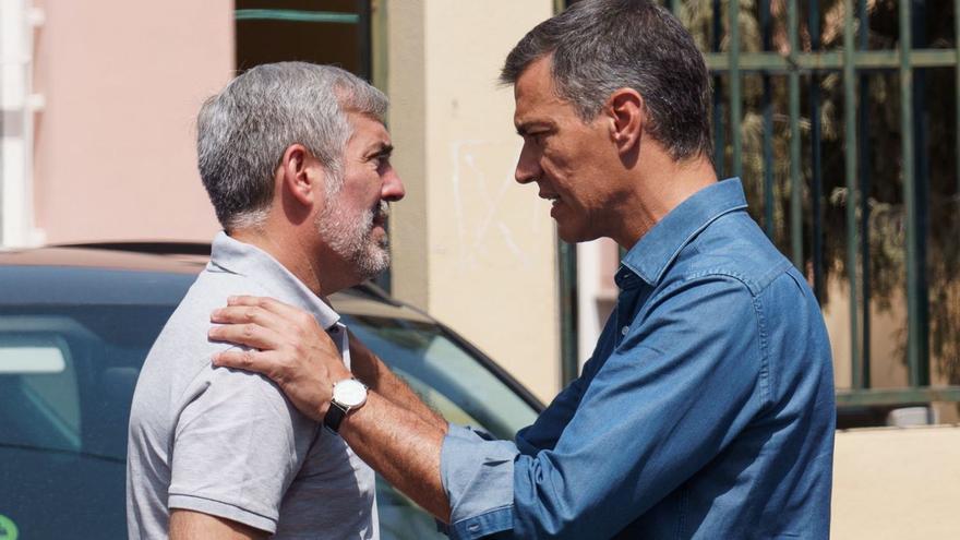 Fernando Clavijo (izquierda) y Pedro Sánchez el pasado lunes durante la visita de éste último por el incendio de Tenerife. | | EFE
