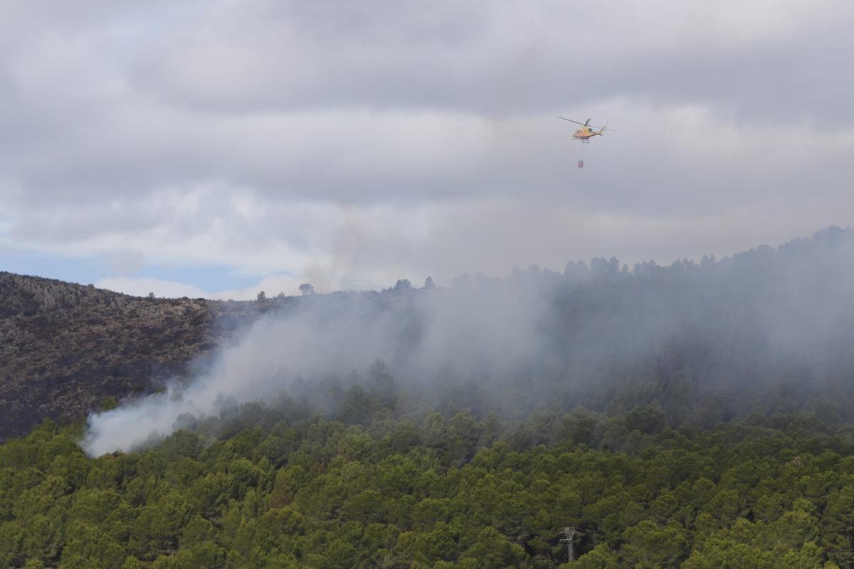 El incendio arrasa la urbanización Monte Corona de Ador