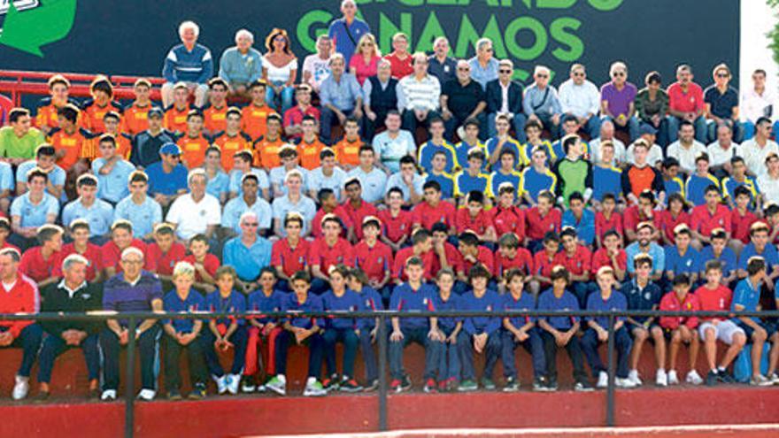 Foto de familia de la totalidad de los participantes de la presente edición del Torneig Interilles, celebrado en Can Valero.