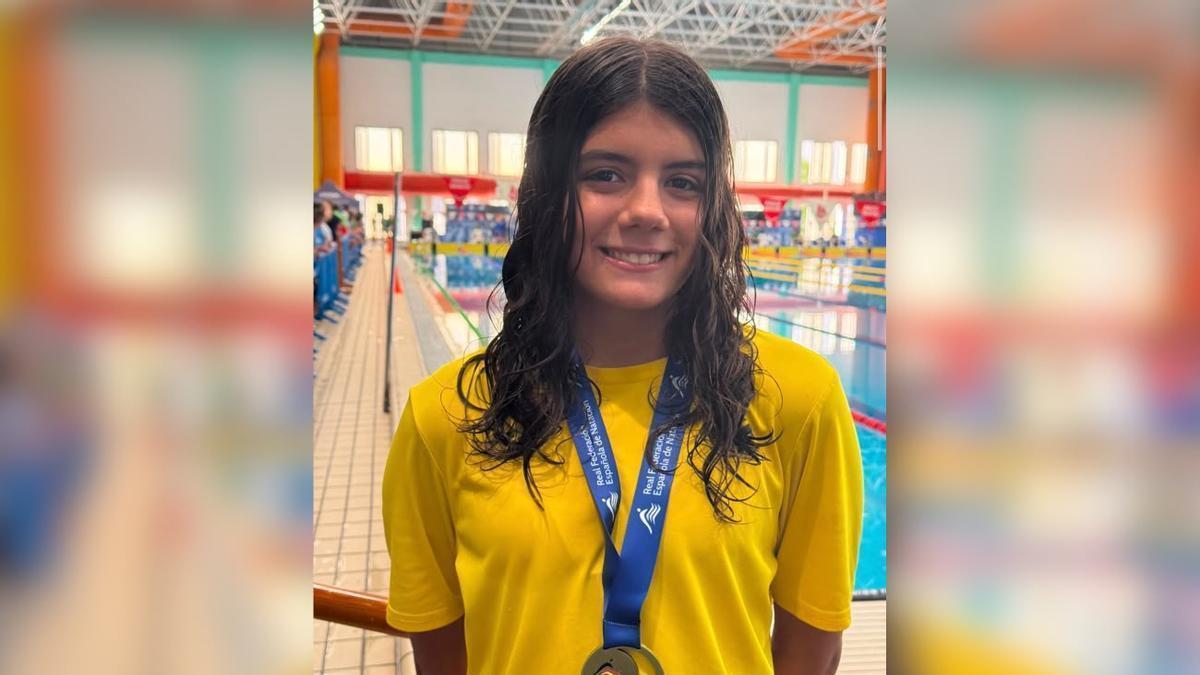 Renée Álvarez posa con la medalla de campeona de España