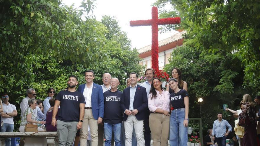 Juanma Moreno hace campaña en las Cruces de Mayo de Córdoba