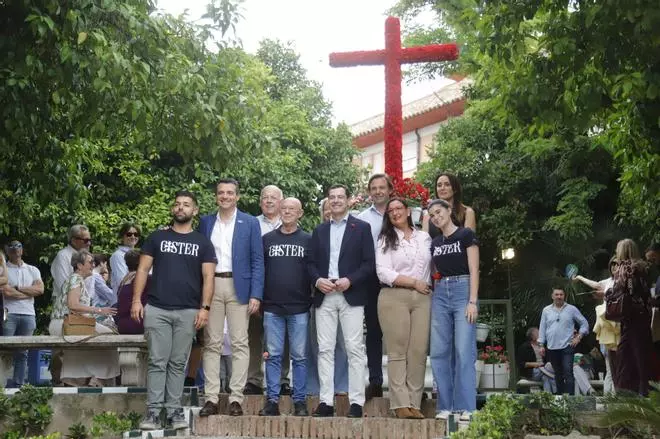 Juanma Moreno hace campaña en las Cruces de Mayo de Córdoba