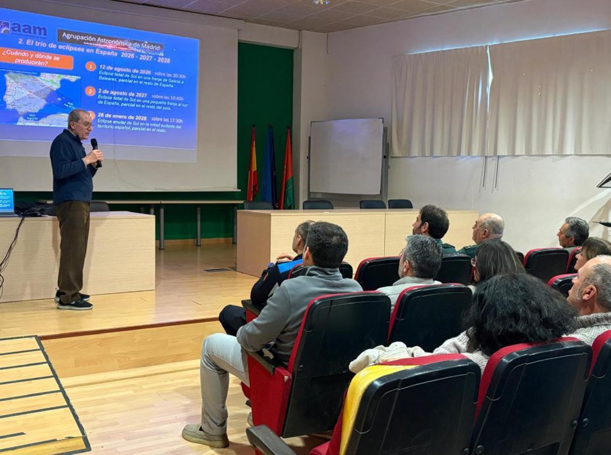 Fernando Híjar durante su charla, ayer, en el instituto de Llanes.