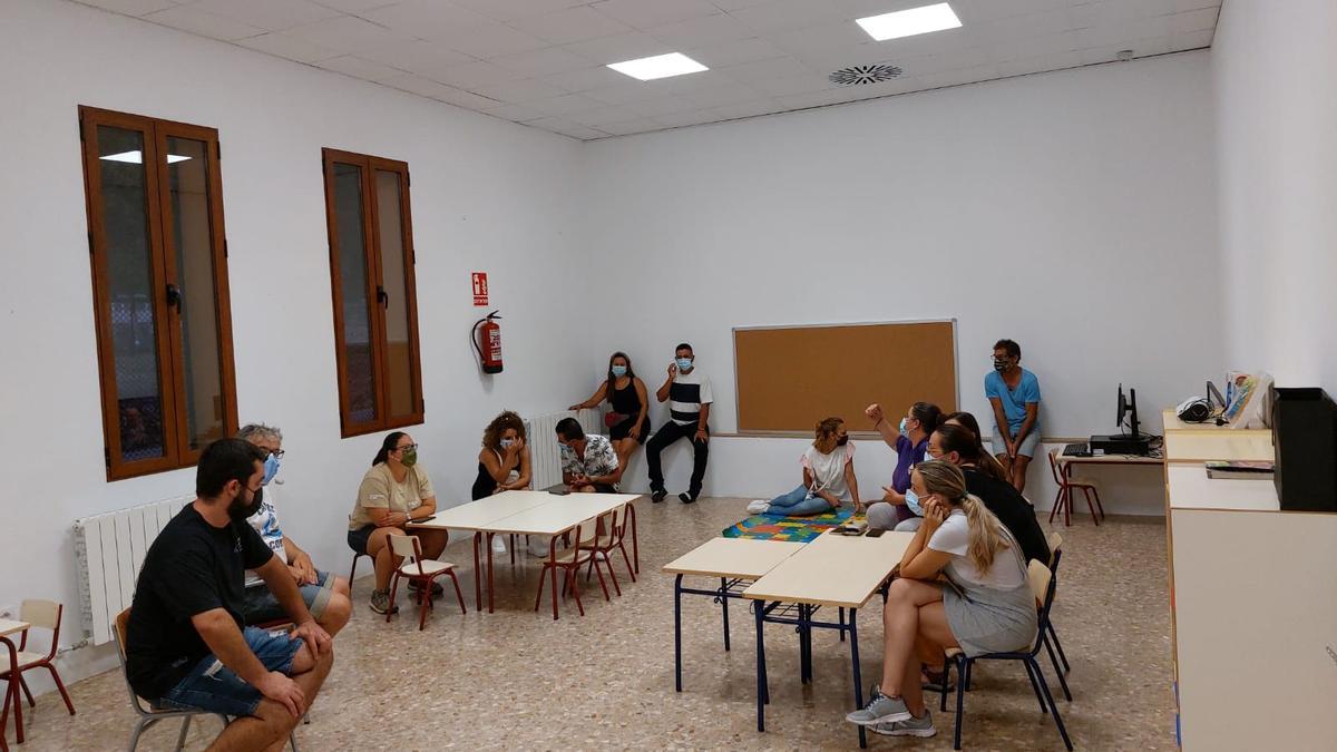 Reunión de padres en el colegio de Argelita, en la que anoche terminaban de pulir los últimos flecos ante la ansiada reapertura de la escuela.