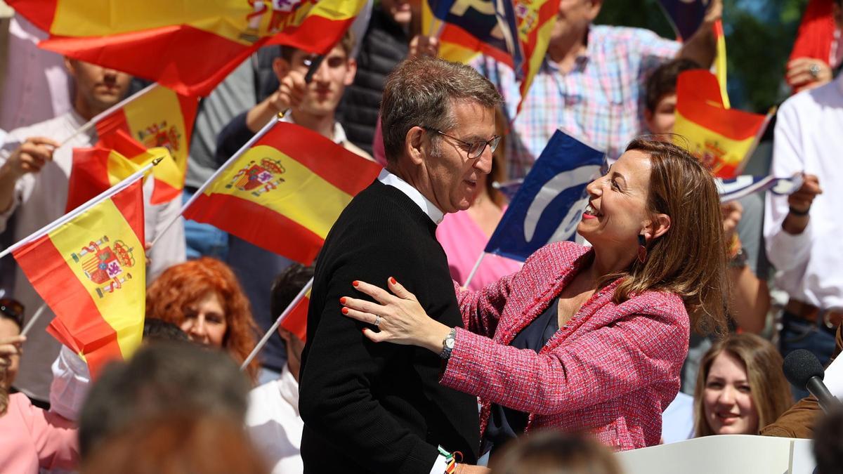 La alcaldesa de Zaragoza, Natalia Chueca, con Alberto Núñez Feijóo en un acto electoral del PP en mayo de este año.