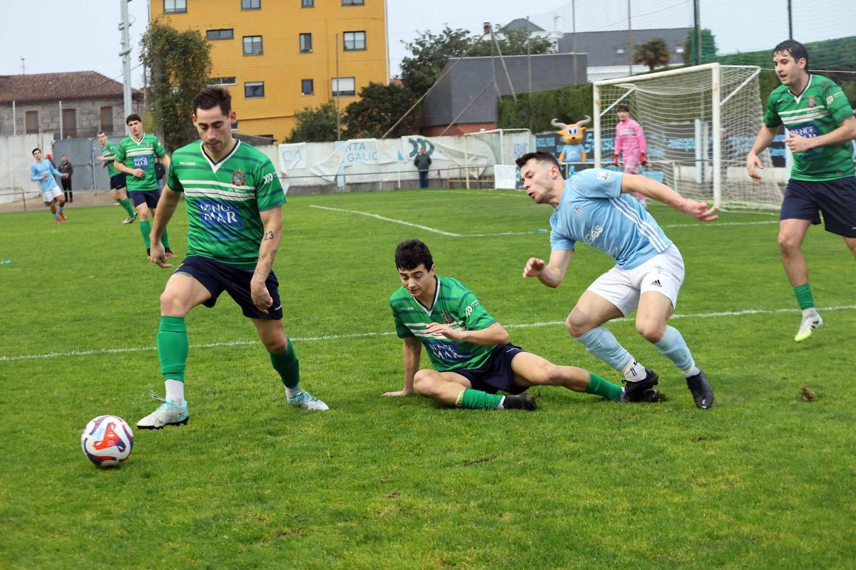 Una jugada del partido entre el Villalonga y el Moaña.