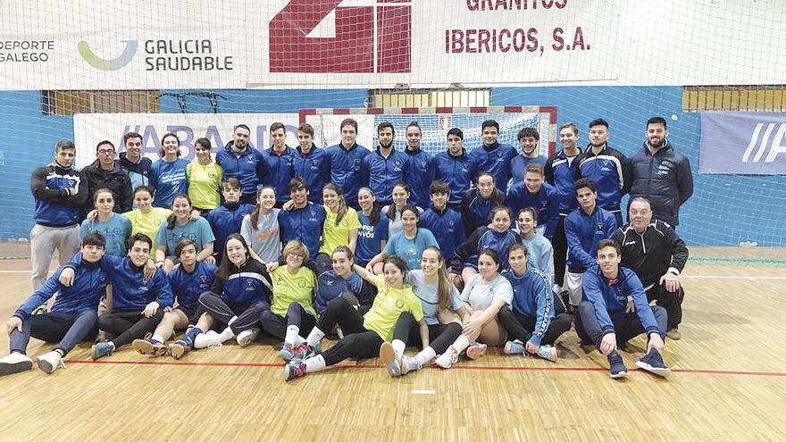 Los dos equipos del Carballal posan juntos en su pista. // FDV