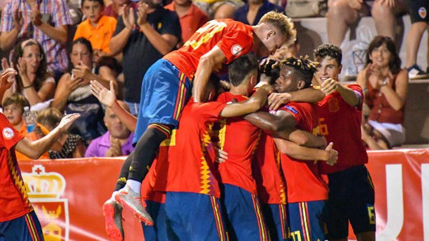 La selección española celebra la victoria.