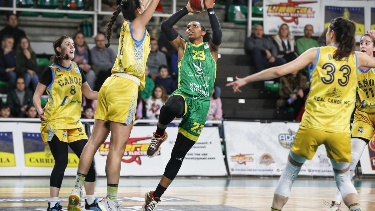 Crystal Primm lanza a canasta durante el partido contra el Canoe en el Multiusos.