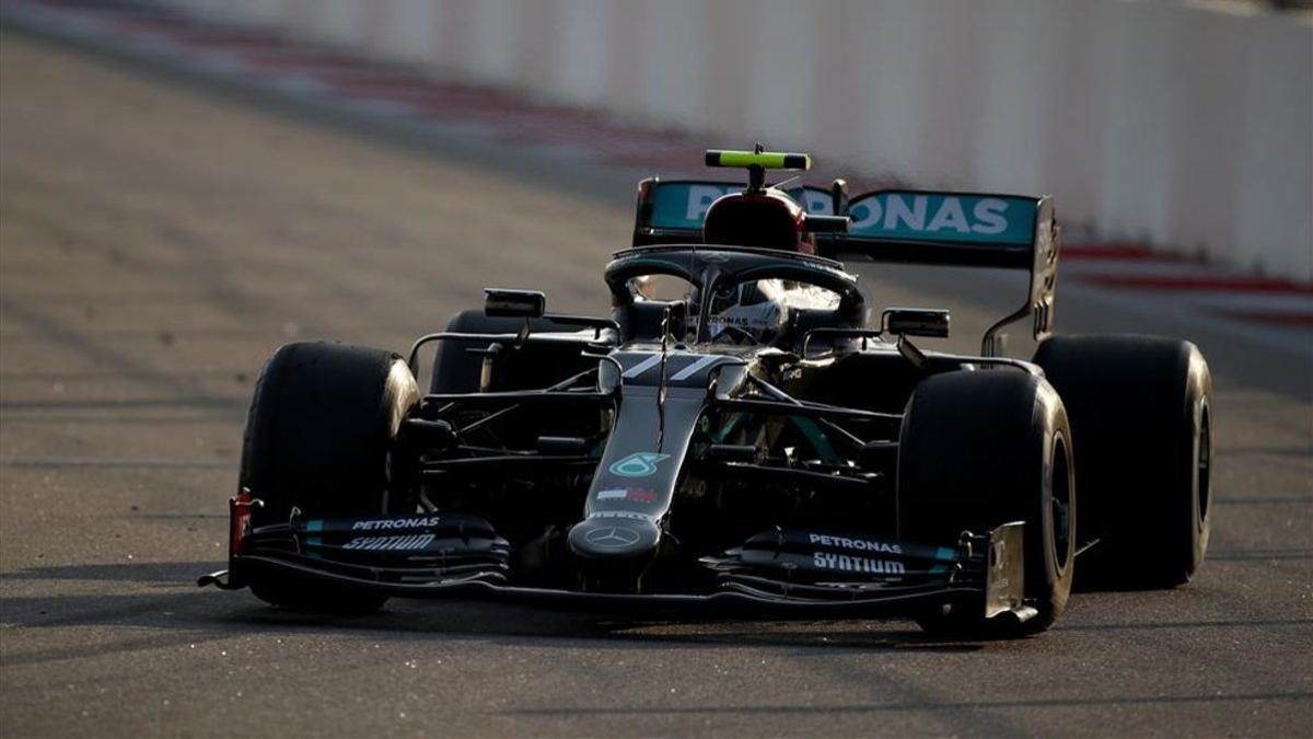 Bottas acaba por delante de Hamilton