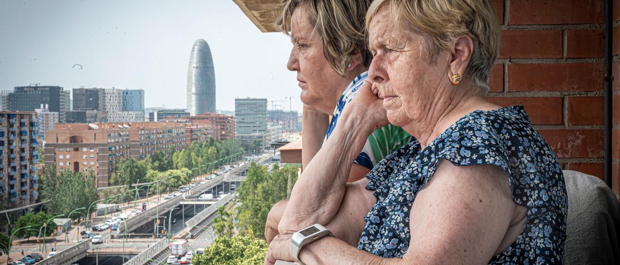 Pilar Ariño y su madre pasan todo el agosto en Barcelona, desde su balcón observan cómo ha cambiado el tráfico veraniego