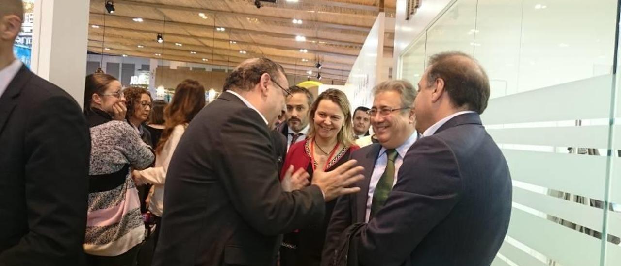 El alcalde Rodríguez Badal conversa con el ministro Zoido, en Fitur.