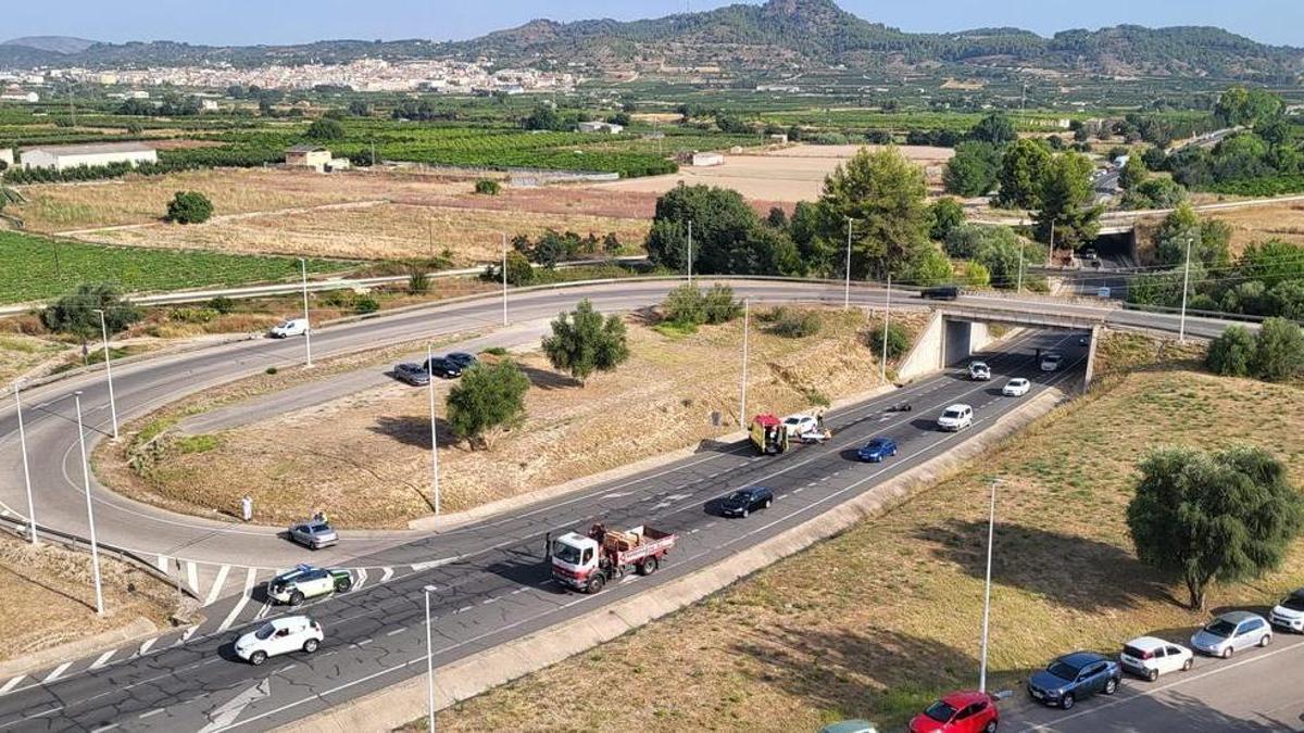 Una ambulancia atiende al accidentado en la CV-41, junto al hospital de Xàtiva, este jueves por la mañana.