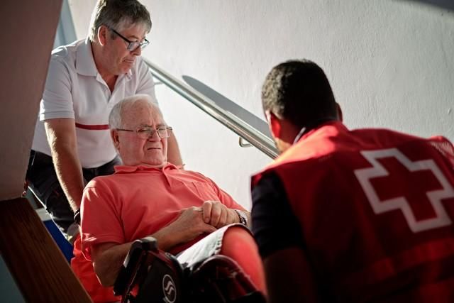 José Ramos, con problemas de movilidad, acude a votar a las elecciones generales de 2019 en Santa Cruz de Tenerife gracias a un servicio gratuito de Cruz Roja