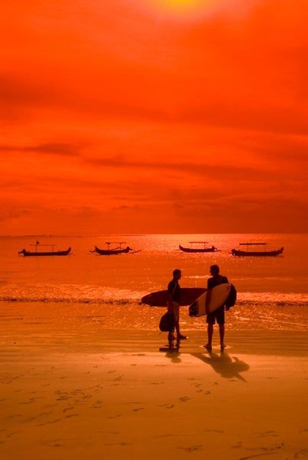 Surferos en la playa de Kuta, en Lombok (Indonesia)