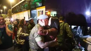 El silencio se apodera de la emoción: los militares de la Guzmán el Bueno regresan a Córdoba seis meses después