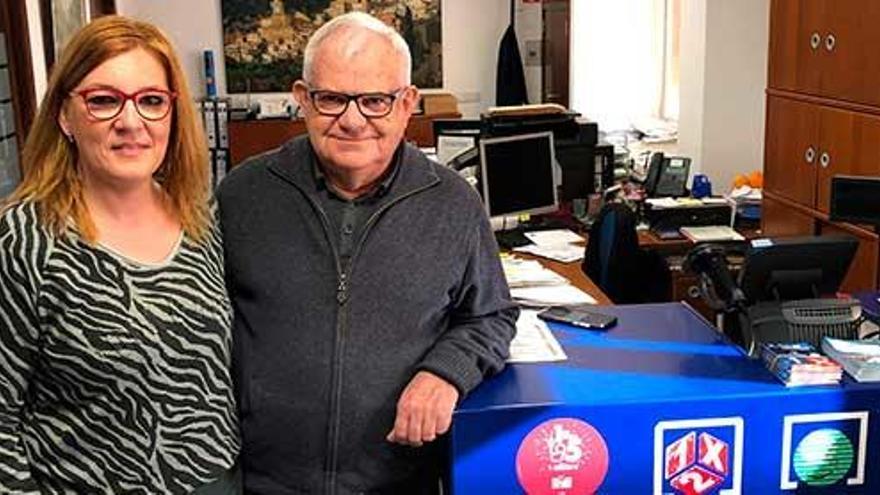 Andreu Ferrer y su hija Cati Ferrer, en la administración de Lotería que regentan en Consell.