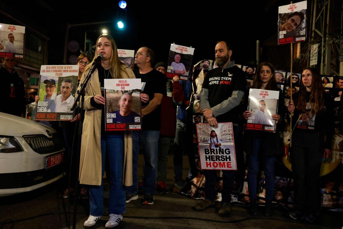 Familiares de los rehenes de Hamás protestan frente al domicilio de Netanyahu