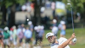 Jon Rahm firma una ronda de 67 golpes y presiona por el liderato