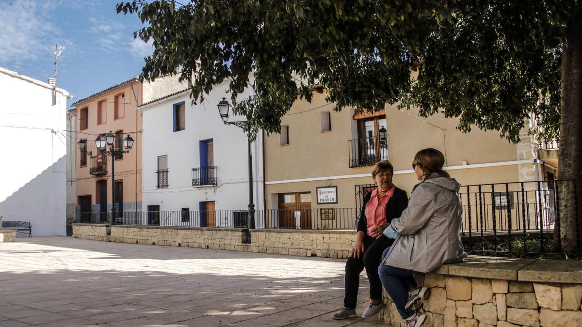 Dos mujeres charlando en la plaza de Fageca, una de las localidades con menos habitantes de la provincia.