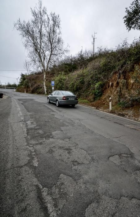 25/01/2018 CUMBRE GRAN CANARIA. Mal estado de las carreteras en la zona de medianías y cumbre de Gran Canaria. Carretera Valleseco a Teror. FOTO: J. PÉREZ CURBELO