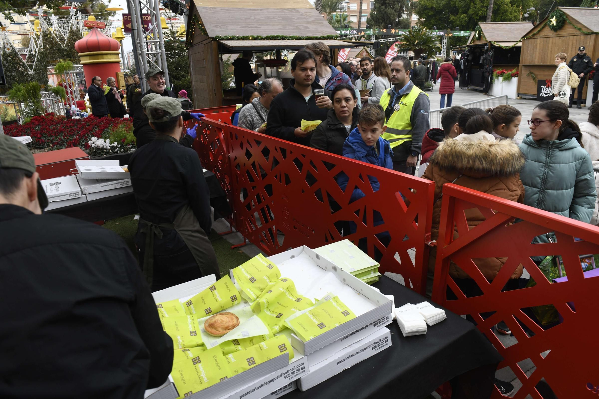 Reparto de pasteles de carne y marineras en la Plaza Circular de Murcia