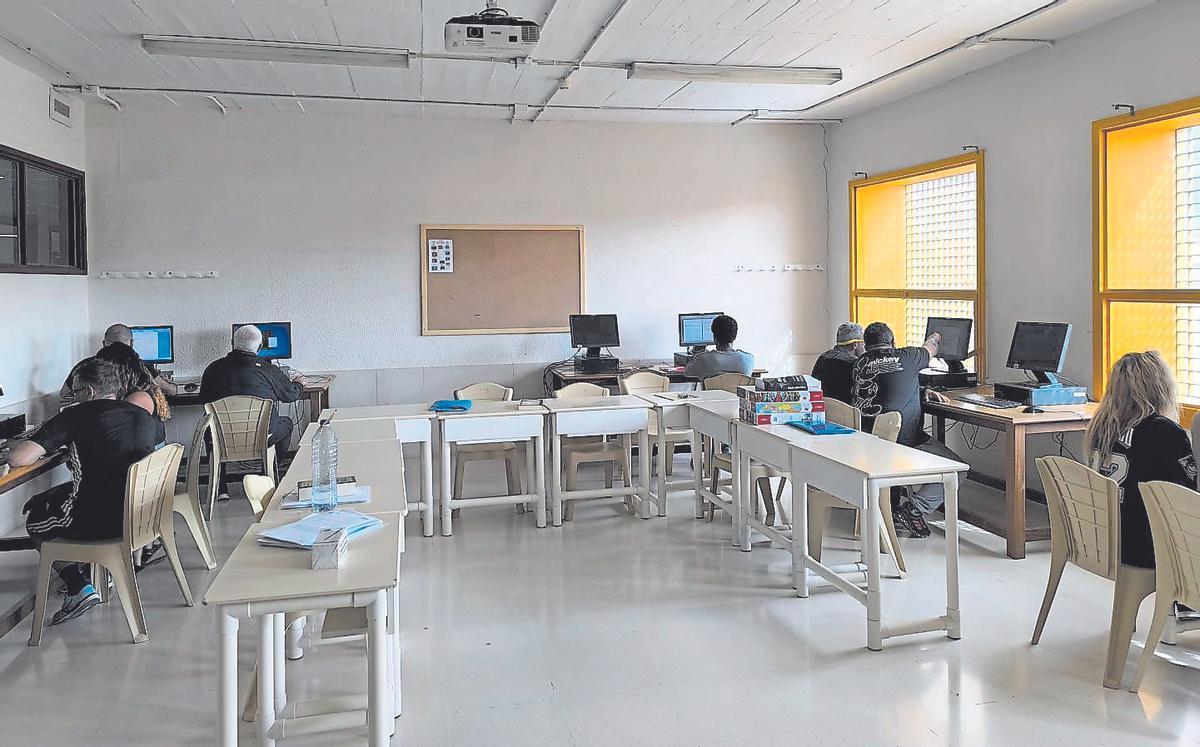 Varios internos, en el taller de Las Palmas II.