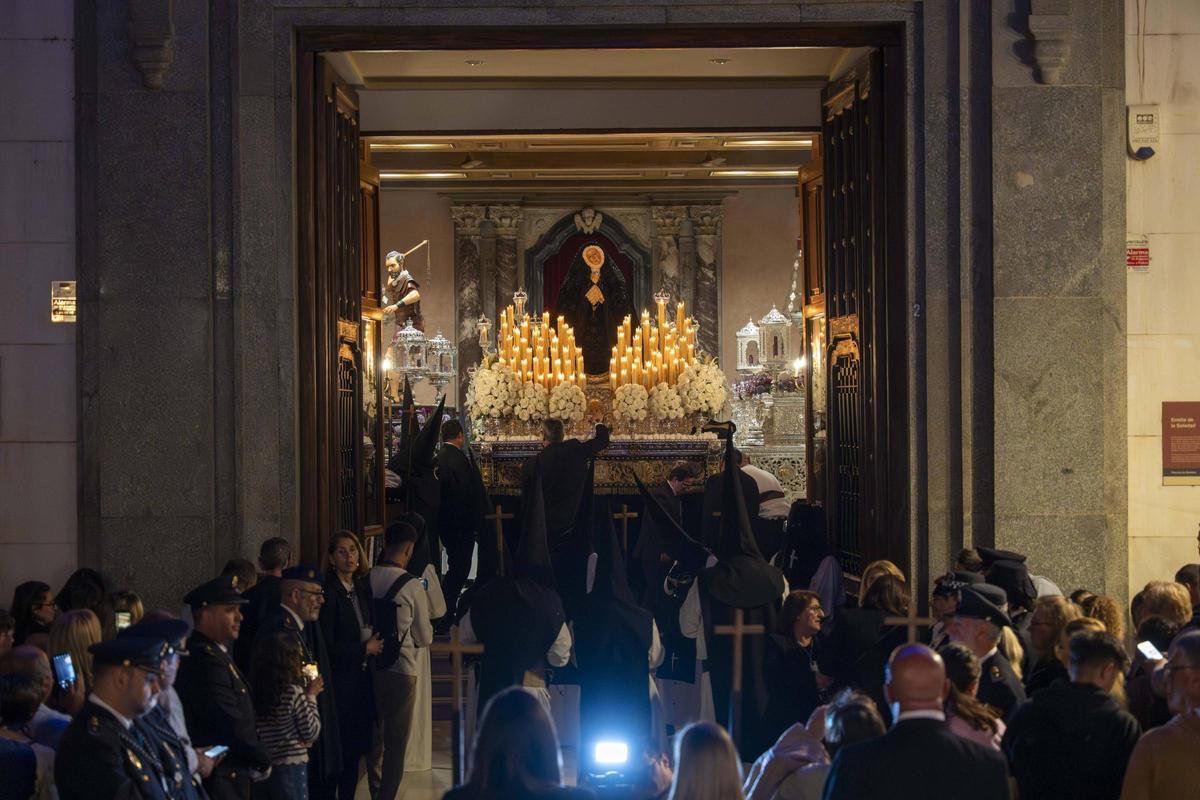 Fotogalería | Miles de fieles acompañan a la Soledad en su procesión más sobria por el Casco Antiguo de Badajoz Fotogalería | Miles de fieles acompañan a la Soledad en su procesión más sobria por el Casco Antiguo de Badajoz