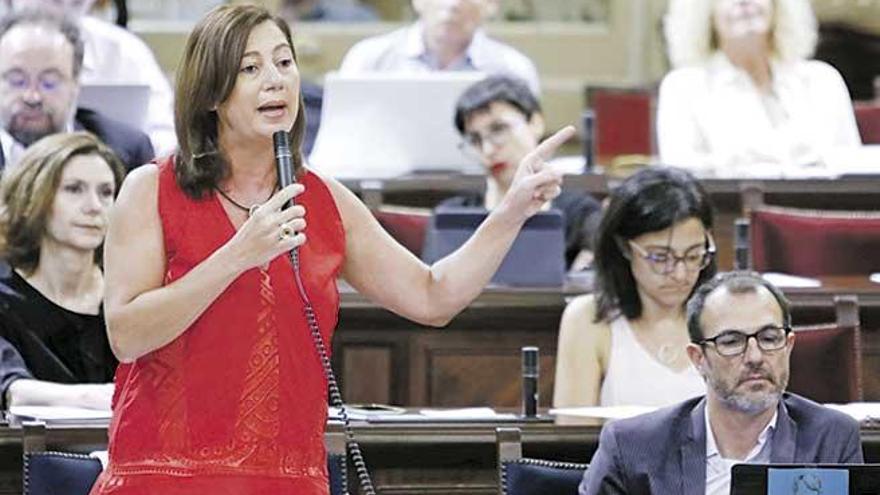 La presidenta Armengol ayer en el pleno defendiendo a Barceló, sentado a su lado.